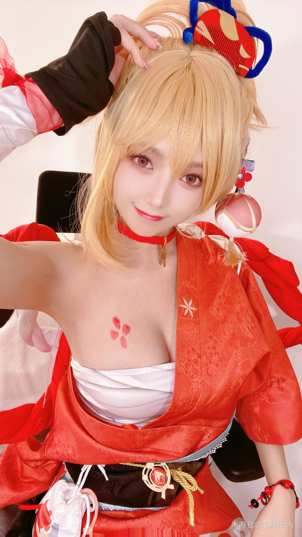 [米游社] 走路摇zly 宵宫cos-走路摇高清手机美女壁纸2P