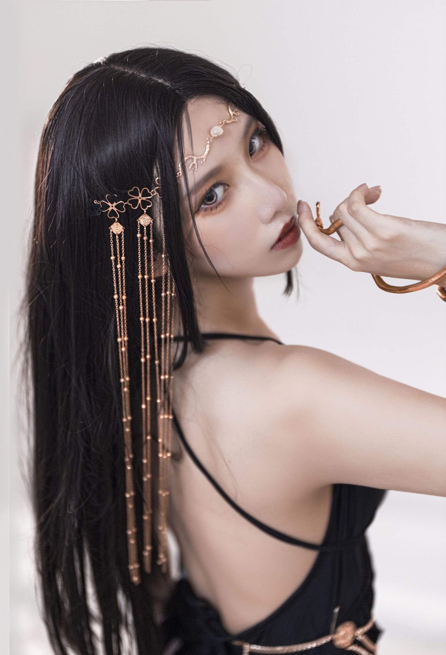 [网络美女] 网络美女 黑色长裙下性感美艳高清手机美女壁纸1P