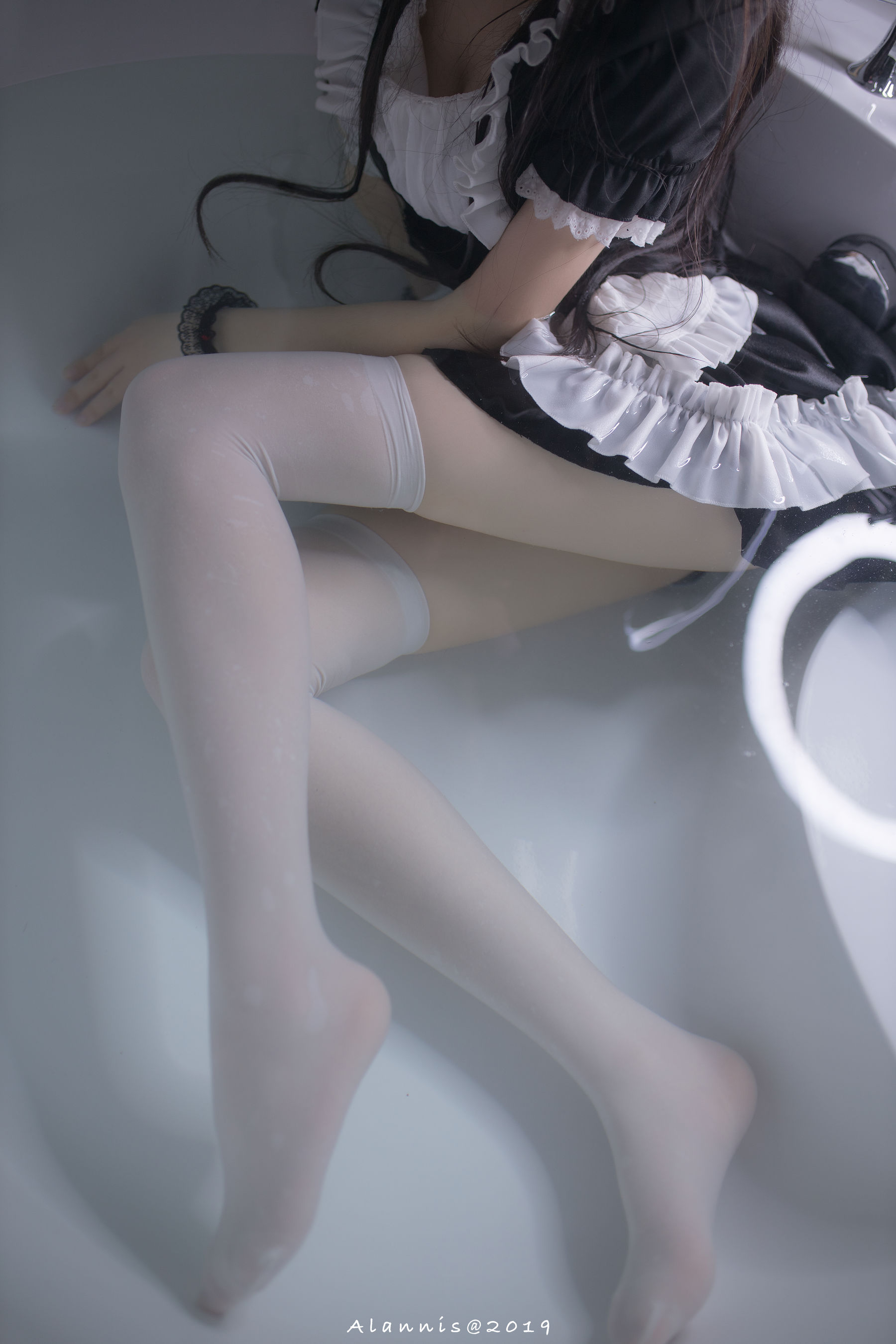 [网络美女] 雪琪 白丝女仆水下版 高清手机美女壁纸